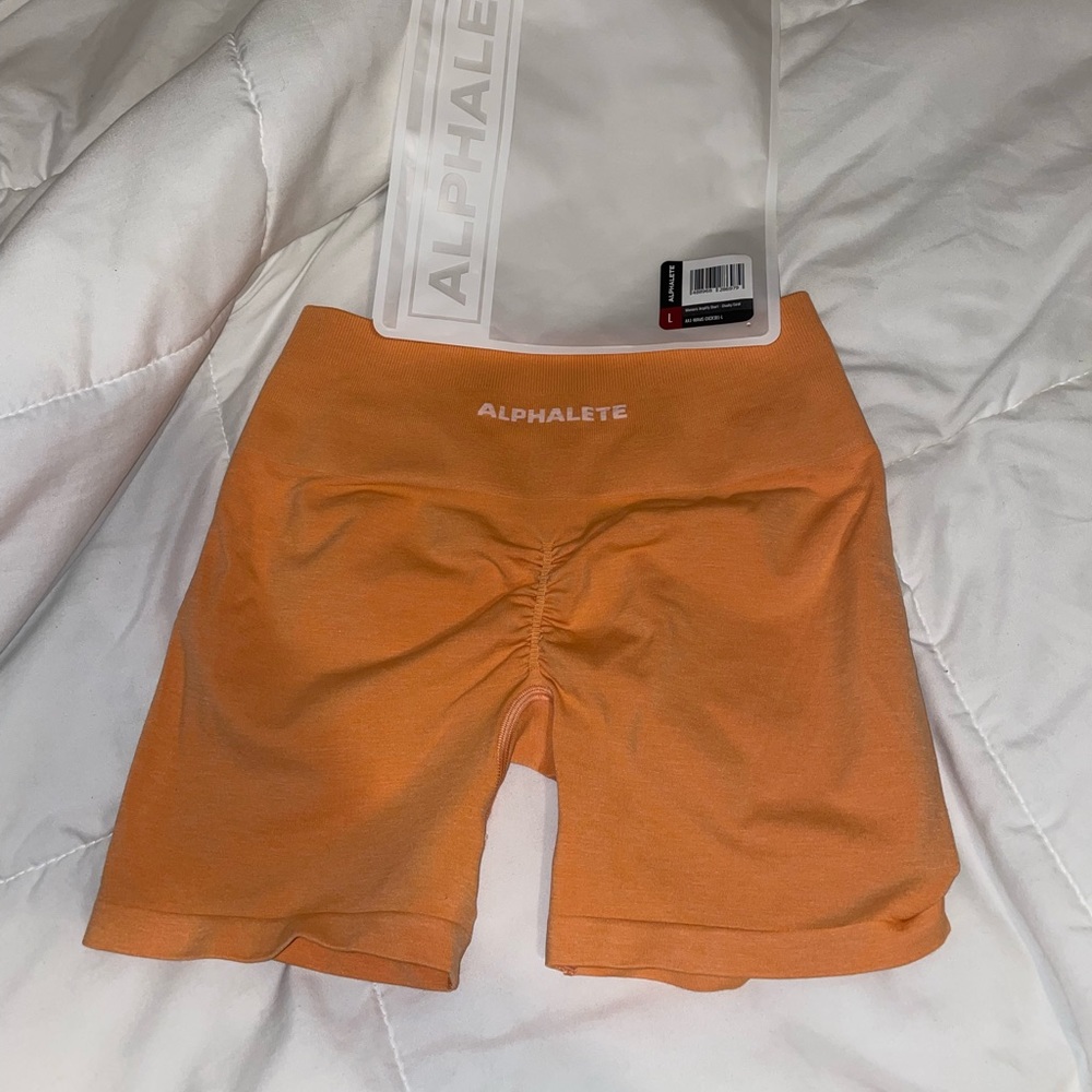 Alphalete amplify shorts cheeky coral